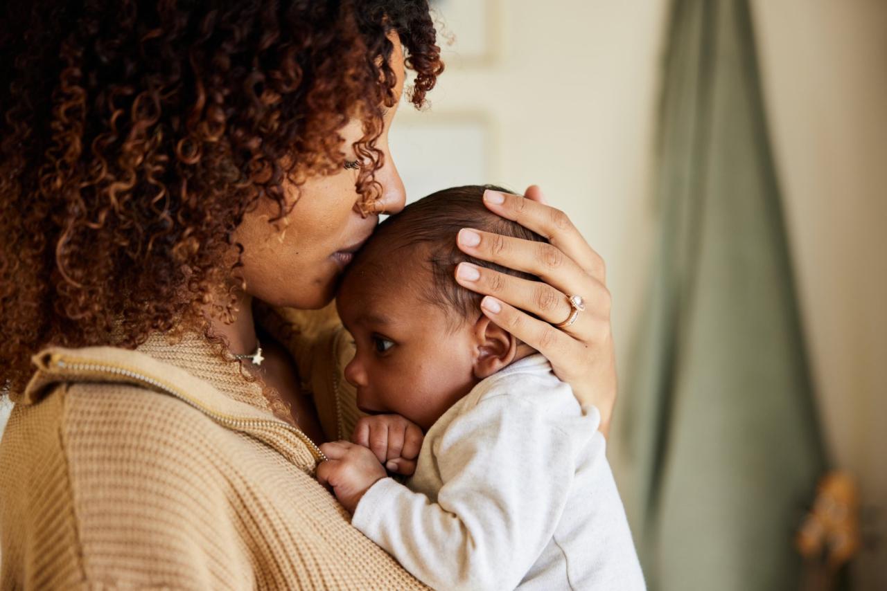what-to-expect-from-your-newborn_mom-holding-baby